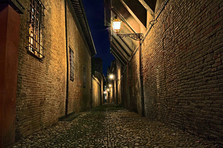 意大利弗利 旧城区狭窄的黑暗小巷古意大利街, 晚上用灯柱和鹅卵石铺装