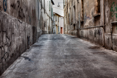 肮脏的城市街道-意大利苦恼的老镇-城市朽烂照片