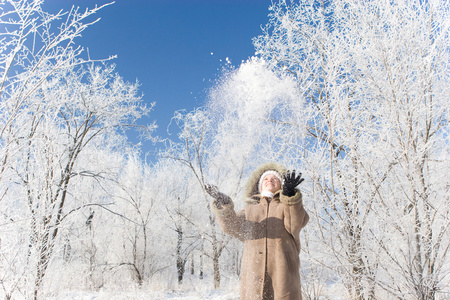 一个女孩扔起雪