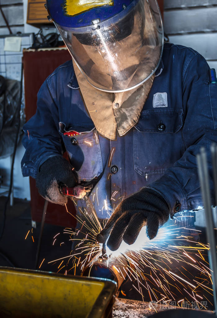 工人焊接金属的防护口罩