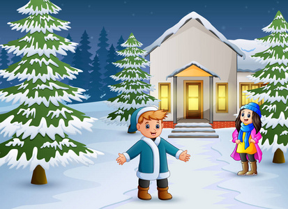 快乐的孩子们在下雪的房子前玩耍