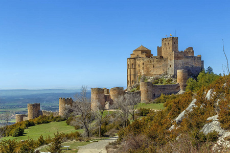 德洛阿雷城堡是位于西班牙阿拉贡自治区的罗马式城堡和修道院。它是西班牙最古老的城堡之一