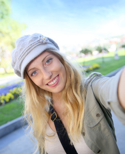 拍照与智能手机儿童男孩女孩友谊女性儿童 selfy带着时钟的滑稽女人