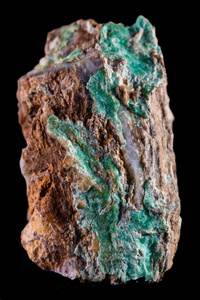 黑色背景的绿松石矿物