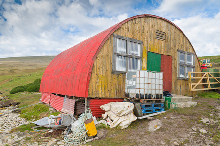 与红色的铁皮屋顶的小屋图片