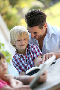 爸爸和孩子读书