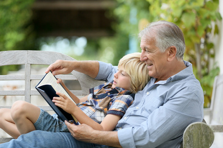 与孙子的祖父看书