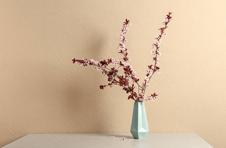 桌上有美丽盛开的树枝的花瓶