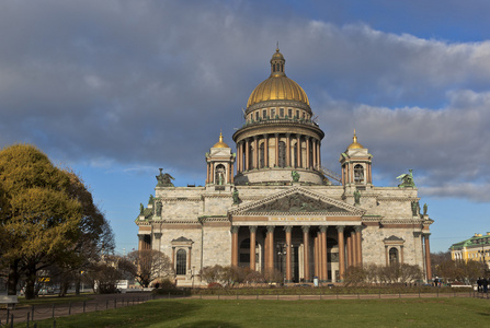 圣彼得堡，俄罗斯。圣以撒大教堂在秋天