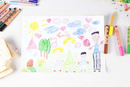 孩子们在早饭中规中矩的多种族家庭和彩色的铅笔绘图