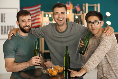 酒吧里的男人喝啤酒