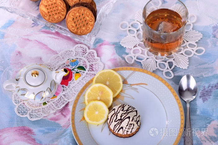 柠檬茶和巧克力蛋糕与饼干