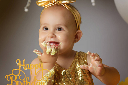 可爱的小女孩，吃她的第一个生日蛋糕