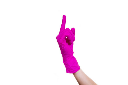 女性手在紫色的医用手套显示的方式食指。一只手臂被隔离在白色背景