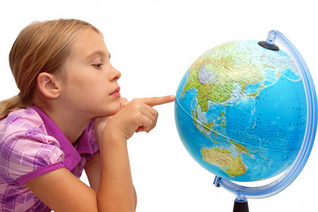 一个少年透过放大镜观看的画像相似素材图片 摄图新视界