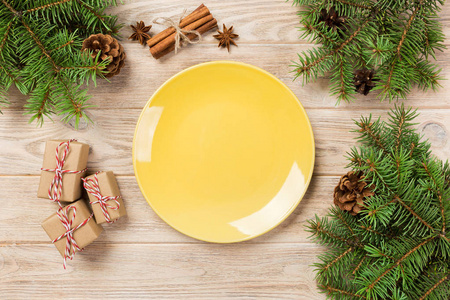 在木背景上空黄色哑光板。与圣诞节装饰, 圆菜。新年理念
