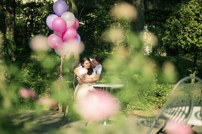 情侣恋爱-爱情故事的开始.一个男人和一个女孩浪漫的约会在公园里