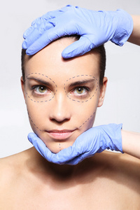 整形外科医生手中的女子头部照片