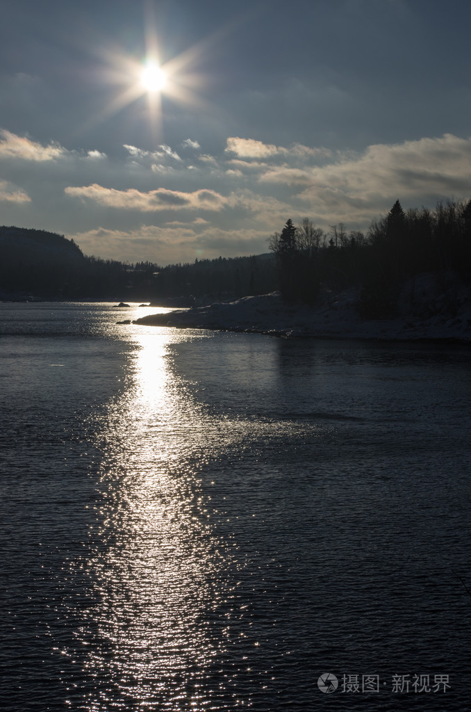 反射在苏必利尔湖上的月光照片-正版商用图片08deyd-摄图新视界