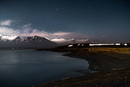 冰岛东南部钻石海滩上的北极光, Jokursarlon Vik 冰岩石海洋