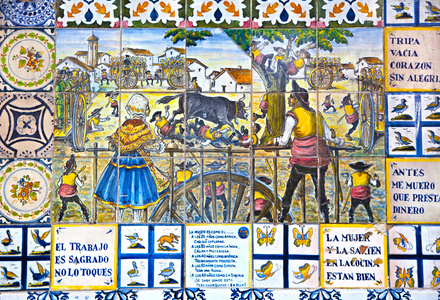 在马德里街道上的装饰瓷砖。国家装饰艺术与农业符号