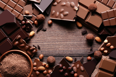 木桌上碗里有坚果和可可粉的巧克力片