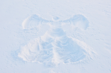 打印的雪面上的天使