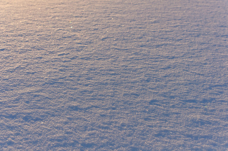 在傍晚的阳光下的雪表面纹理图片