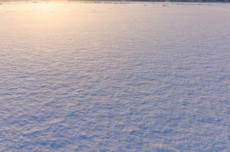 在傍晚的阳光下的雪表面纹理图片