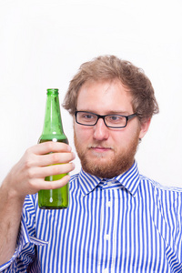 大胡子的男人与一瓶啤酒