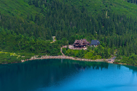 岸边的湖 Morskie Oko 在 Tatras, 游客在银行的阳光明媚的一天