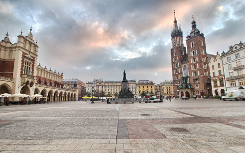 波兰克拉科夫主要集市广场布厅和圣玛丽教堂
