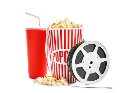 杯与美味的爆米花, 饮料和电影卷轴白色背景照片