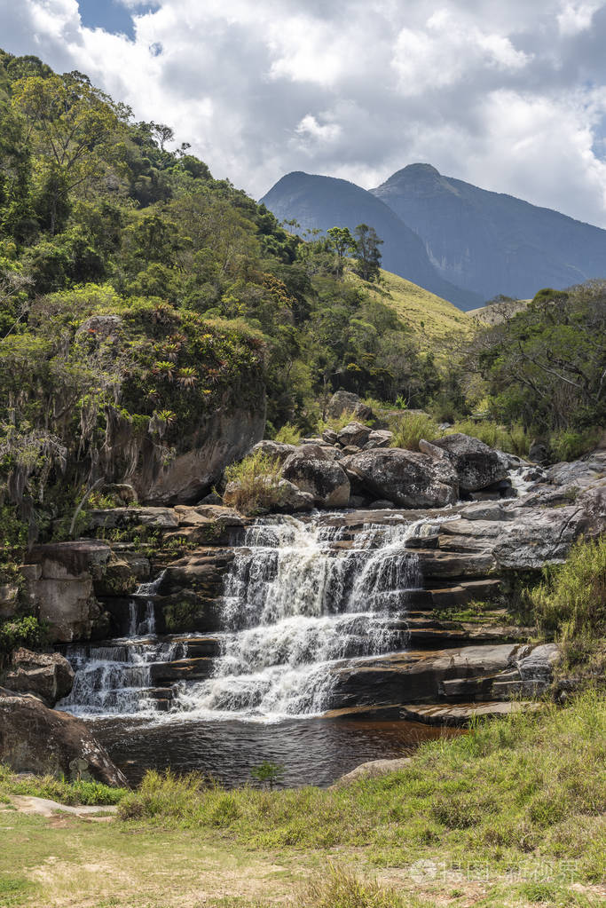 巴西里约热内卢州塞拉多马农村的特雷斯·皮科斯公园, 农村地区有蓝天