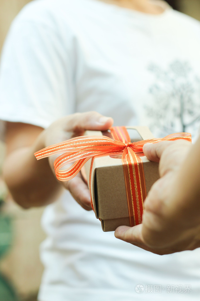 给予和接受礼物的手