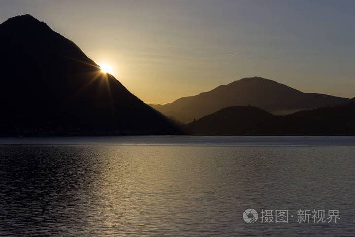 在韦尔巴尼亚和 palanza 之间的春天湖畔马焦雷湖的早晨风景