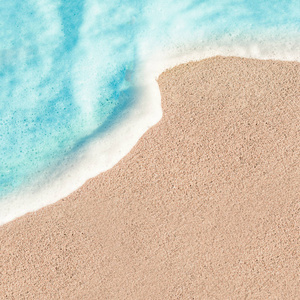 沙滩上的蓝色海洋柔和的波浪, 夏天旅行概念