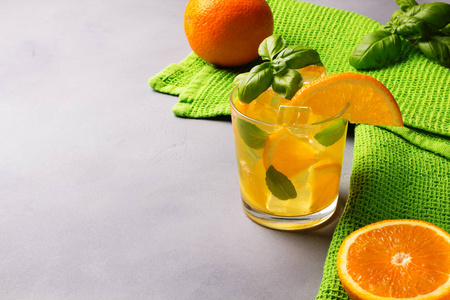 黑桌上新鲜水果的鲜橙汁玻璃