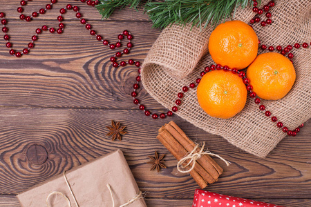 圣诞节背景复古木材, 肉桂, 八角, 礼物和普通话, 新年装饰。平面布局, 复制空间