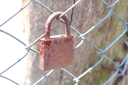 旧生锈的挂锁在铁栅栏特写