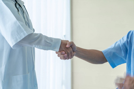 医生患者握手图片