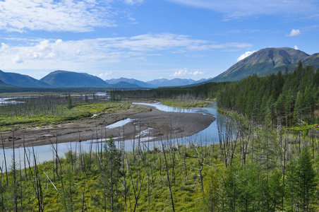 宽广的谷山河与高峭壁