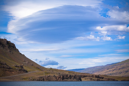 蓝色夏天天空下冰岛山风景
