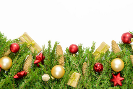 在白色上被隔绝的圣诞节边界, 由新鲜的冷杉分枝圆锥和金的装饰品组成