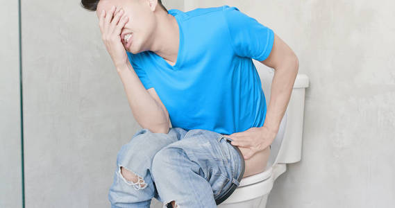 人感觉疼痛与便秘在 wc照片