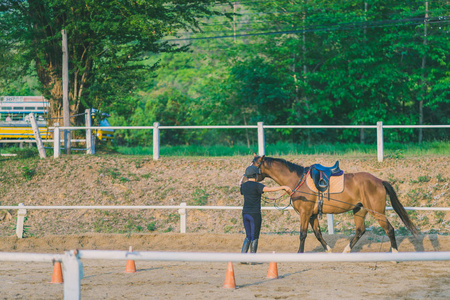 女训师正在骑马训练驯马图片