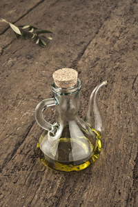 橄榄油在玻璃罐里
