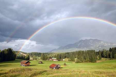 五颜六色的彩虹，在高山草甸的木屋