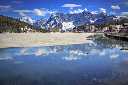 密苏里娜湖在春天在南 Tirol, 意大利