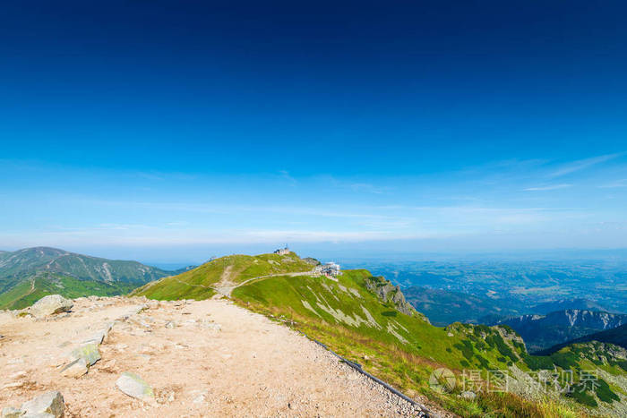 从山顶上的kasprowy山山谷的顶部波兰